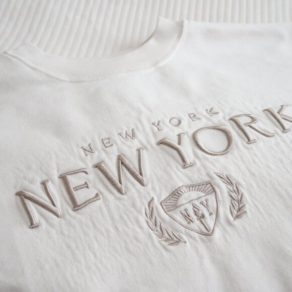 Abercrombie & Fitch Soft AF Embroidered Cream White New York Sweatshirt Size M - Picture 4 of 11